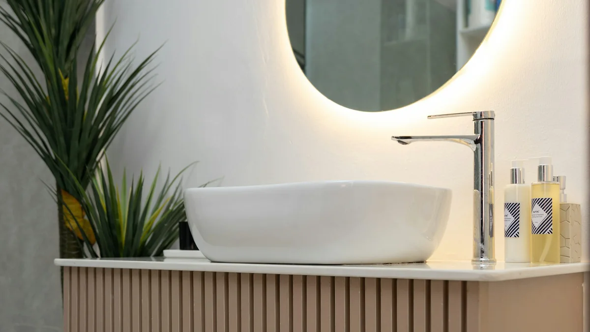 Lavabo sobre encimera cerámico de diseño sobre mueble de baño suspendido de madera en Madrid